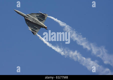 Bangalore, Inde. Feb 18, 2015. Un Indien de l'Armée de l'air Avion de chasse léger Tejas (LCA) vole pendant l'Aero India 2015 dans l'Air Force Station Yelahanka de Bangalore, Inde, le 18 février 2015. Biennale de l'air show a attiré cette année des concessionnaires de 49 pays qui présenteront leurs aero produits connexes dans les domaines militaire et civil. Credit : Zheng Huansong/Xinhua/Alamy Live News Banque D'Images