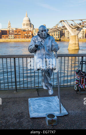 Londres, Royaume-Uni - 17 FÉVRIER 2015 : un artiste de rue à Londres avec la Cathédrale St Paul et le Millennium Bridge Banque D'Images