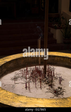 D'encens brûlant dans un temple chinois, Melaka, Malaisie. Banque D'Images