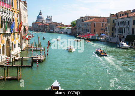 Grand Canal à Venise vers la Basilique Santa Maria della Salute Banque D'Images