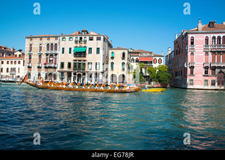 Gondole de cérémonie sur le Grand Canal Venise Banque D'Images