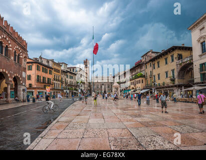 Vérone, Italie - juin, 03, 2011 : La Piazza delle Erbe et Palazzo Maffei. Cette place est le marché central de Vérone et le vivant Banque D'Images