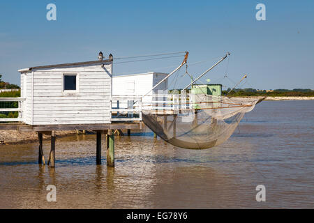 Cabanes de pêcheurs traditionnels carrelets sur pilotis avec filets à Meschers-sur-Gironde Banque D'Images