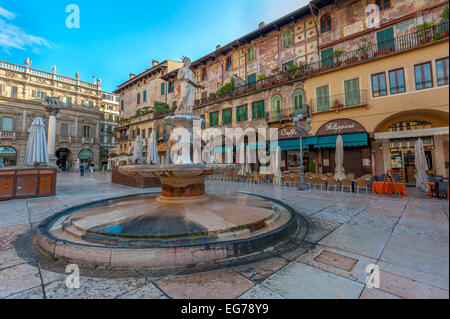 Vérone, Italie - juin, 03, 2011 : La Piazza delle Erbe et Palazzo Maffei. Cette place est le marché central de Vérone et le vivant Banque D'Images