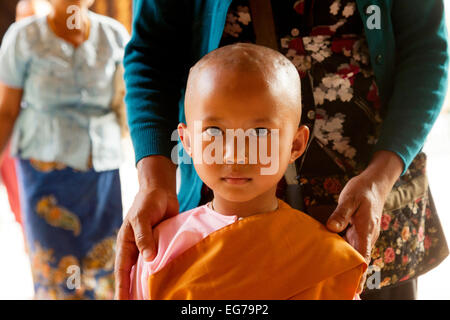 Une jeune nonne bouddhiste noviciat, Yangon, Myanmar ( Birmanie ), l'Asie Banque D'Images