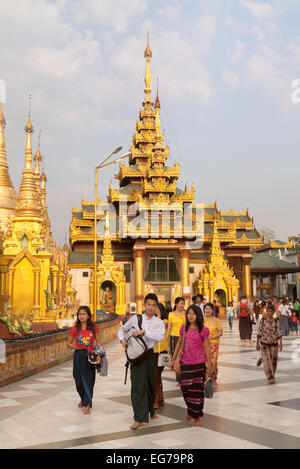 Les Birmans se mêlent aux touristes au coucher du soleil, complexe de la pagode Shwedagon, Yangon, Myanmar ( Birmanie ), l'Asie Banque D'Images