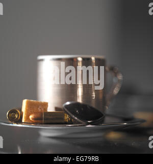 Tasse de café et des balles Banque D'Images