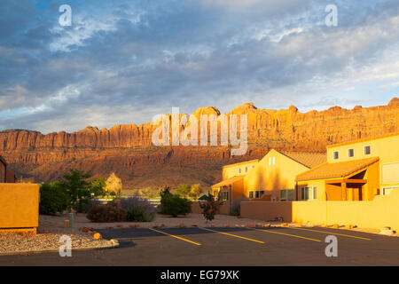 Moab Utah-,USA : le 18 juillet 2013:le lever du soleil à Moab, près de l'entrée principale de la célèbre Parc National Arches, Moab, Utah, USA Banque D'Images