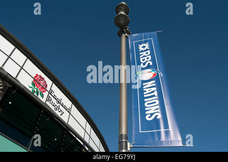 La pendaison la bannière pour le tournoi des Six nations de rugby 2015 à l'extérieur du stade de Twickenham, London, Middlesex, Angleterre Banque D'Images