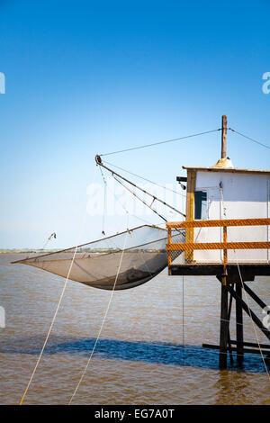 Cabanes de pêcheurs traditionnels carrelets sur pilotis avec filets à Meschers-sur-Gironde Banque D'Images