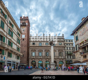 Vérone, Italie - juin, 03, 2011 : La Piazza delle Erbe et Palazzo Maffei. Cette place est le marché central de Vérone et le vivant Banque D'Images