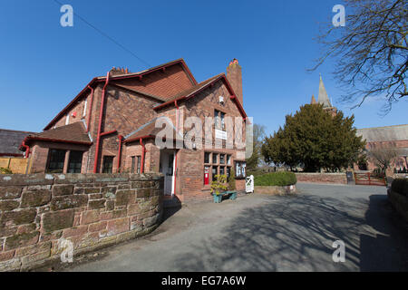 Village de Aldford, Angleterre. Vue pittoresque du village store avec St Jean Baptiste l'église de l'arrière-plan. Banque D'Images