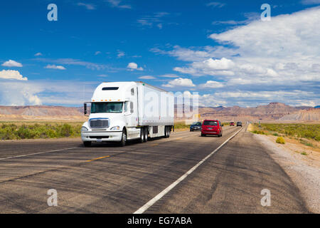 L'Utah, USA - Juillet 18,2013 : répetoires typique dans le désert de la route dans l'Utah.Trois réseaux routiers sont présents dans l'état américain Banque D'Images