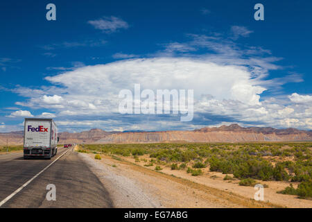 L'Utah, USA - Juillet 18,2013 : répetoires typique dans le désert de la route dans l'Utah.Trois réseaux routiers sont présents dans l'état américain Banque D'Images