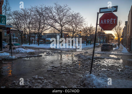 La rue Berri inondées par l'eau principale burst à Montréal à la suite de températures polaires. Banque D'Images