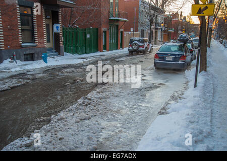 La rue Berri inondées par l'eau principale burst à Montréal à la suite de températures polaires. Banque D'Images