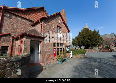 Village de Aldford, Angleterre. Vue pittoresque du village store avec St Jean Baptiste l'église de l'arrière-plan. Banque D'Images