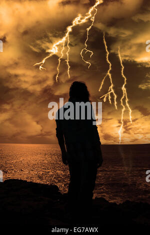 Une femme seule à bord malheureusement sur les falaises dans le comté de Clare Irlande pendant un orage Banque D'Images