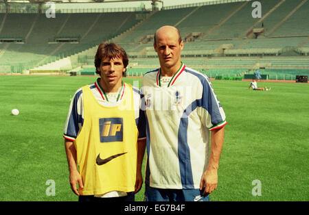 Gianfranco Zola et Atillio Lombardo pendant une session de formation internationale au Stadio Olympico de Rome Banque D'Images