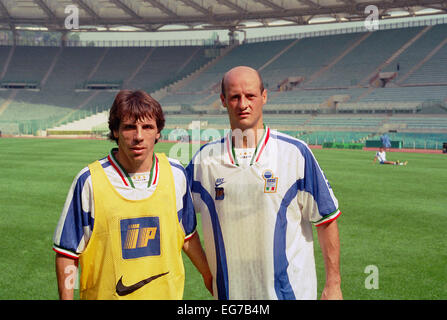 Italie Gianfranco Zola et internationals Attilio Lombardo pendant la formation au Stadio Olympico de Rome Banque D'Images