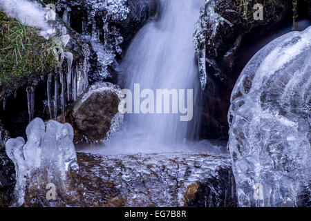 Les glaçons sur des rochers et de l'eau vive Banque D'Images