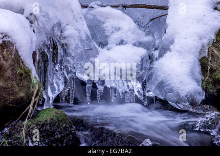 Les glaçons et la neige dans l'eau vive Banque D'Images