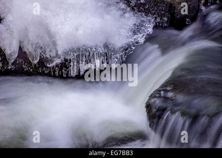 Les glaçons sur des rochers et de l'eau vive Banque D'Images