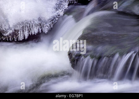 Les glaçons sur les rochers dans l'eau vive l'hiver Banque D'Images