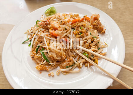 Pad thaï aux crevettes, plat traditionnel thaïlandais. Banque D'Images