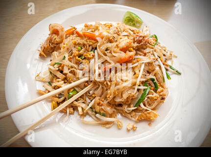 Pad thaï aux crevettes, plat traditionnel thaïlandais. Banque D'Images