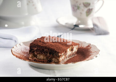 Tranche de dessert tiramisu italien fait maison servi sur un plateau Banque D'Images