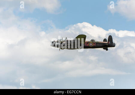 Avro Lancaster dans nuageux ciel bleu Banque D'Images