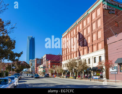 East Sheridan Avenue, regardant vers la tour de Devon, dans l'historique quartier de Bricktown Oklahoma City, OK, États-Unis d'Amérique Banque D'Images