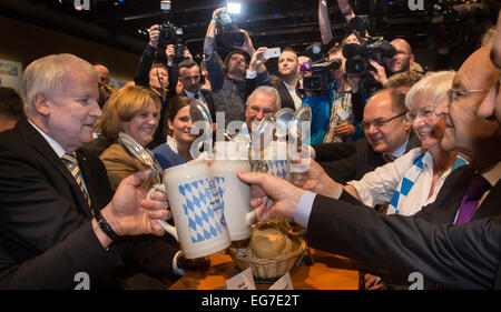 Passau, Bavière, Allemagne. Feb 18, 2015. Le président du Parti CSU-et le premier ministre bavarois Horst Seehofer (L-R), sa femme, sa fille Karin Ulrike, Ministre de l'Intérieur bavarois, Joachim Herrmann, Ministre fédéral allemand de l'Agriculture Christian Schmidt, présidente du groupe parlementaire CDU/CSU Gerda Hasselfeldt et ancien ministre-président Edmund Stoiber (CSU) cheer à tous une table de CSU à bières de marque au cours de la vie politique Le mercredi des cendres à Passau, Bavière, Allemagne, 18 février 2015. PHOTO : PETER KNEFFEL/dpa/Alamy Live News Banque D'Images