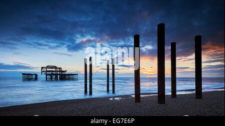 Les restes en décomposition de Brighton West Pier au coucher du soleil avec la marée.