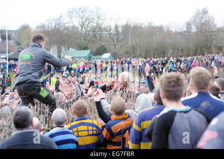 Ashbourne, Derbyshire, Royaume-Uni. 18 Février, 2015. Le mercredi des cendres et de la deuxième journée de football Mardi gras ,des foules immenses sont venus participer et assister.aujourd'hui, la plupart des jouer est passé à Ashbourne terrains récréatifs . Credit : IFIMAGE/Alamy Live News Banque D'Images