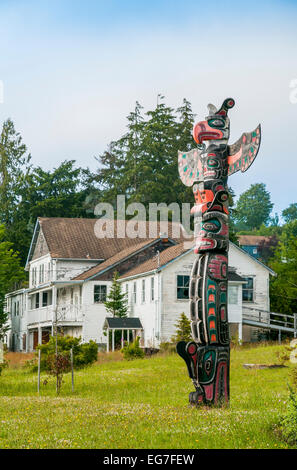 La Première Nation Namgis totems, Namgis de sépulture, le Village d'Alert Bay, l'île Cormorant, Colombie-Britannique Banque D'Images