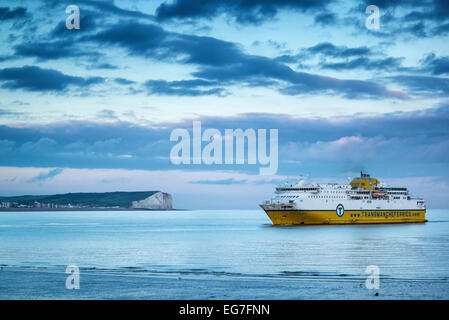 Ferry Newhaven à Dieppe entrée en port à Newhaven en été au coucher du soleil. Banque D'Images