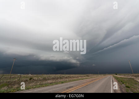 Une puissante tornade orage supercellulaires a mis en garde l'ensemble du paysage des rouleaux du Texas avec un grand mur de nuages et la grêle vert core Banque D'Images