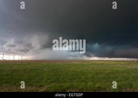 Une puissante tornade orage supercellulaires a mis en garde l'ensemble du paysage des rouleaux du Texas avec un grand mur de nuages et la grêle vert core Banque D'Images