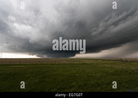 Une puissante tornade orage supercellulaires a mis en garde l'ensemble du paysage des rouleaux du Texas avec un grand mur de nuages et la grêle vert core Banque D'Images