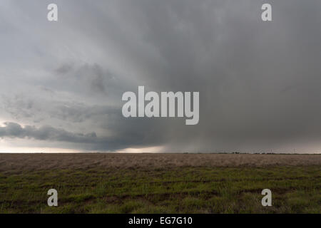 Une puissante tornade orage supercellulaires a mis en garde l'ensemble du paysage des rouleaux du Texas avec un grand mur de nuages et la grêle vert core Banque D'Images