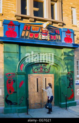 L'art des Premières nations Salish de la côte de l'orne l'entrée de Sir William MacDonald Elementary School, à l'Est de Vancouver, en Colombie-Britannique Banque D'Images