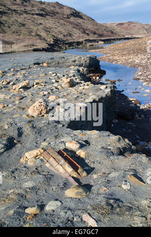 La plage de la mine de Blackhall montrant depostion de l'extraction du charbon, des déchets de la côte du comté de Durham, England, UK Banque D'Images