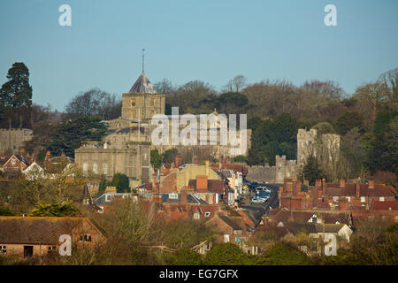 De loin l'église St Nicolas dans la ville d'Arundel West Sussex Banque D'Images