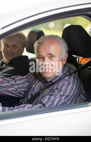 Senior man driving a car, senior femme passager, assis dans la voiture Banque D'Images