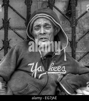 Homme de race blanche dormant dans les rues de Manchester. Banque D'Images