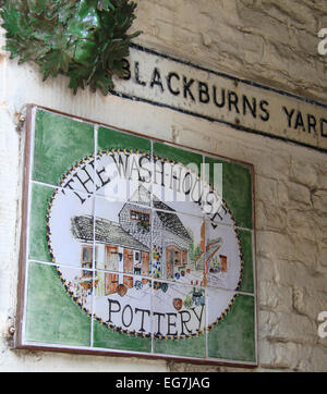 Signe de la poterie faite à la main à l'extérieur du studio du lavoir de la Poterie, à Whitby, North Yorkshire, UK. Banque D'Images