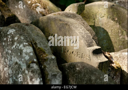 Les pierres tombales réarrangé par Thomas Hardy dans la cour de l'église de St Pancras old church. Banque D'Images