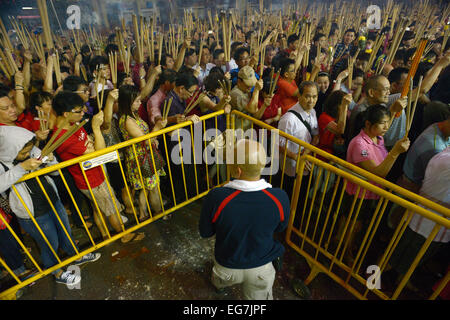 Singapour. 18 Février, 2015. Les Chinois ethniques de Singapour à Singapour prie's Temple Guanyin sur Waterloo Street, le 19 février 2015. D'origine chinoise à Singapour va au temple pour prier pour la bonne fortune dans le cadre de leurs célébrations traditionnelles sur la veille du Nouvel An chinois. © Xinhua/Alamy Live News Banque D'Images